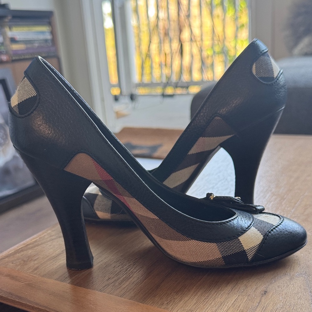Authentic Burberry Classic Black and Tan Women's High Heel Pumps - Picture 11 of 15